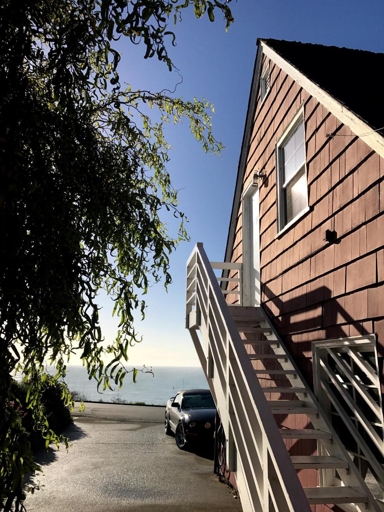 Bay Hotel *